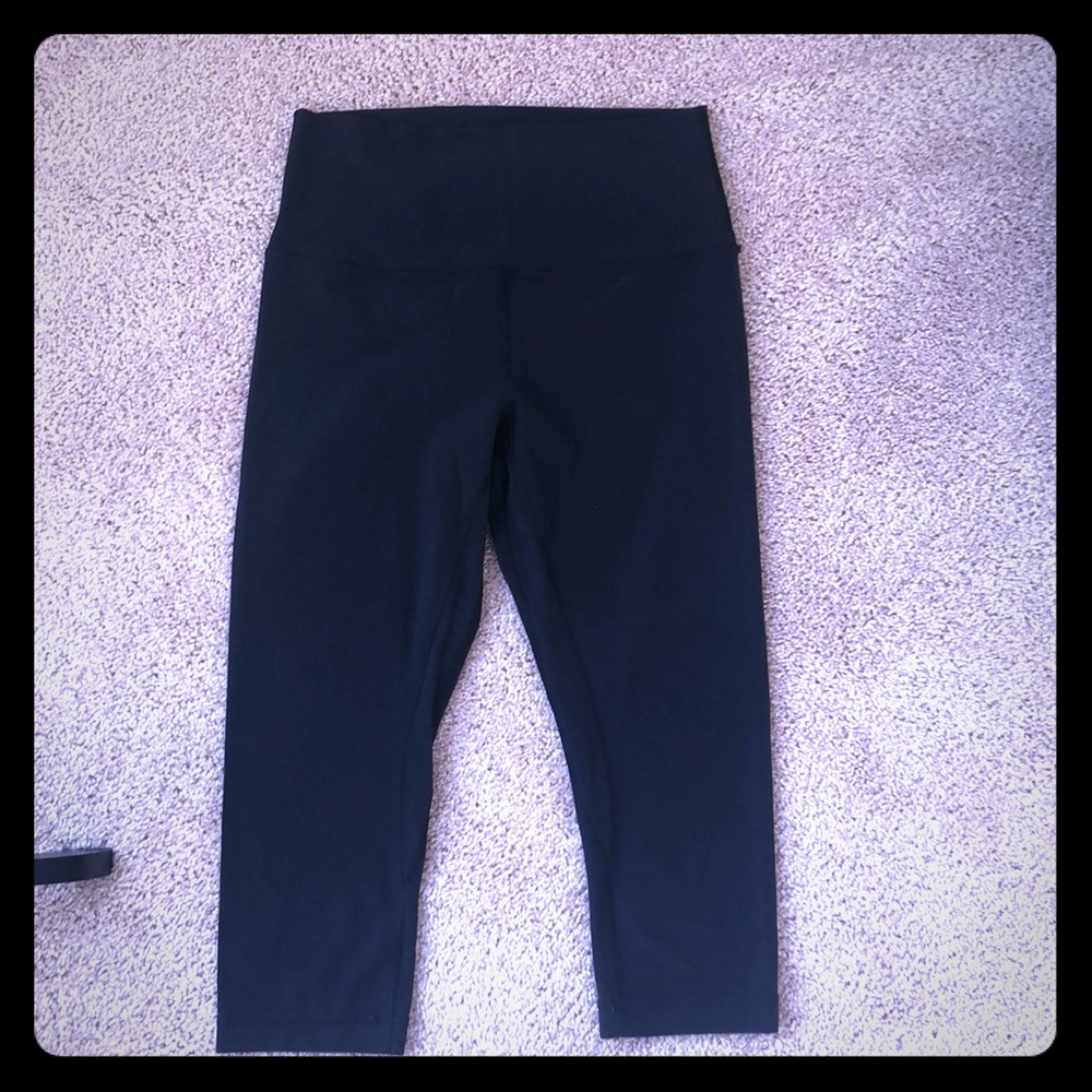 Lulu Lemon classic black Capri size 6- 2 pairs
